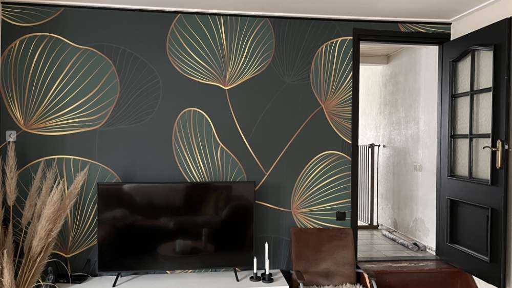 Ornate leaves with gold