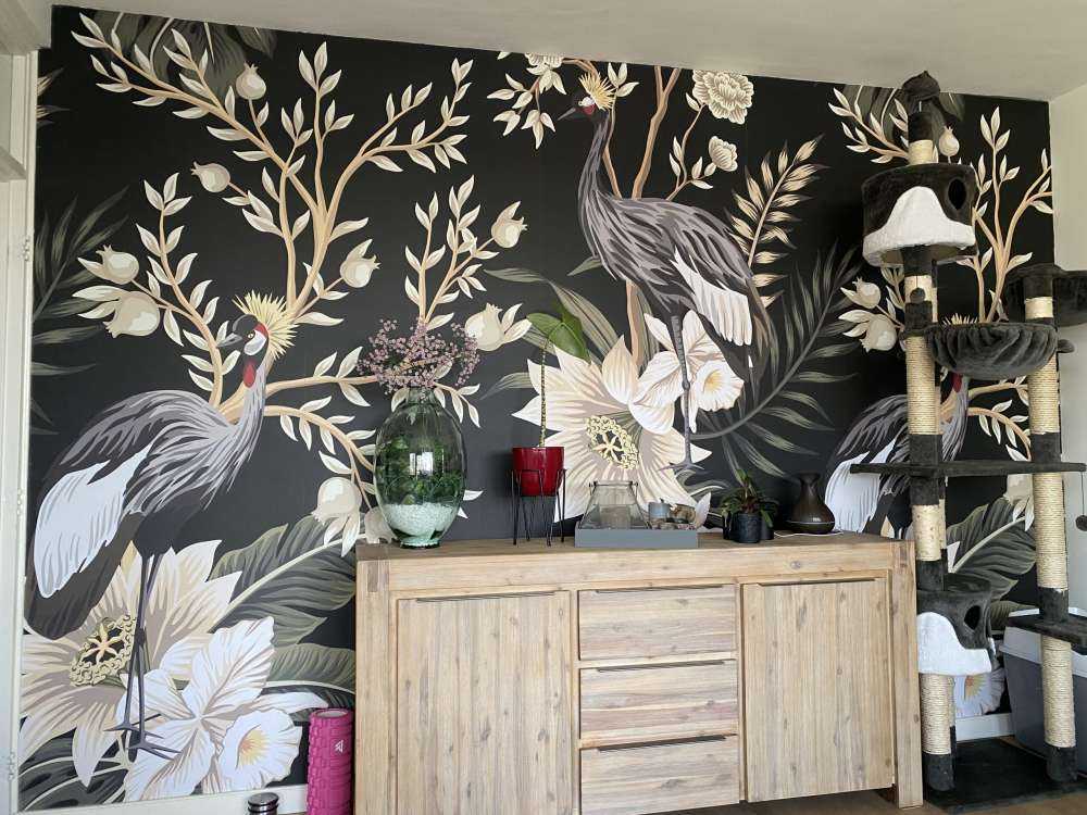 Kraanvogels tussen de bladeren