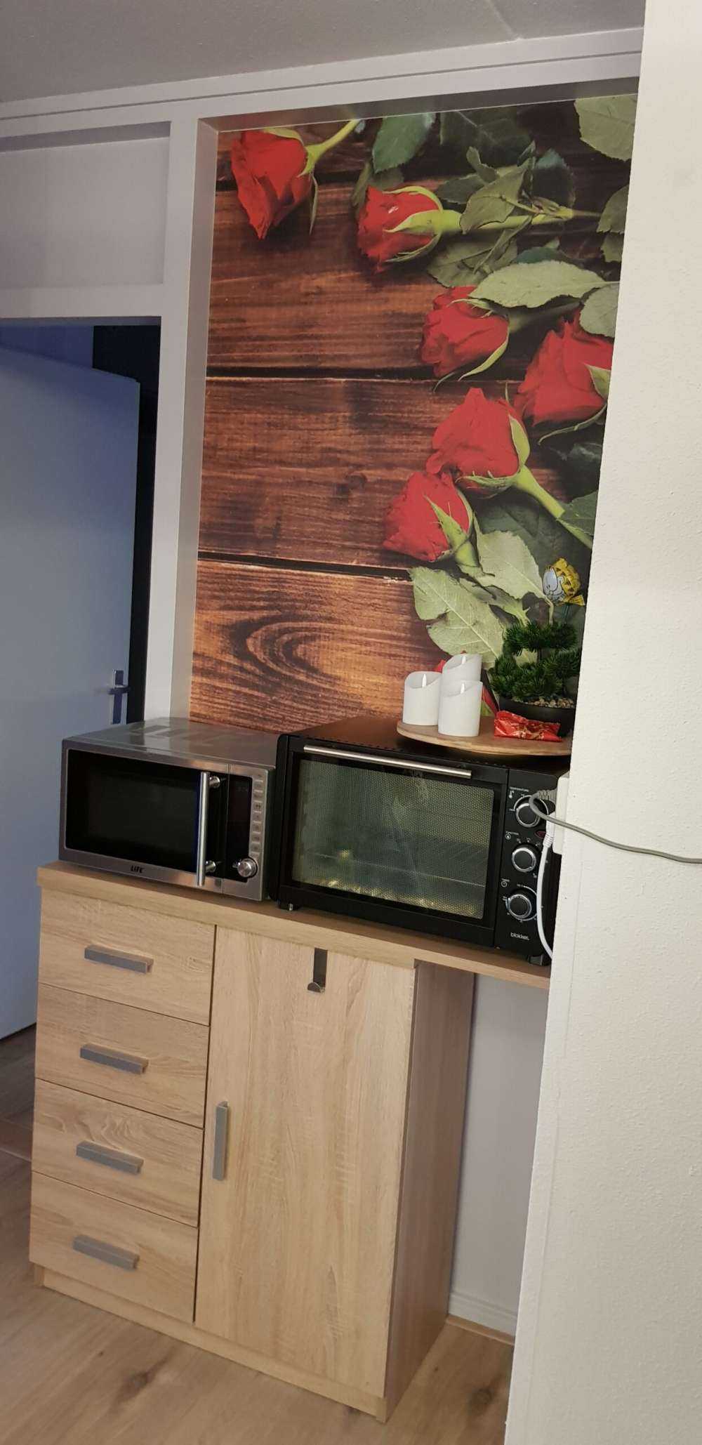 Red&#x20;roses&#x20;on&#x20;wood