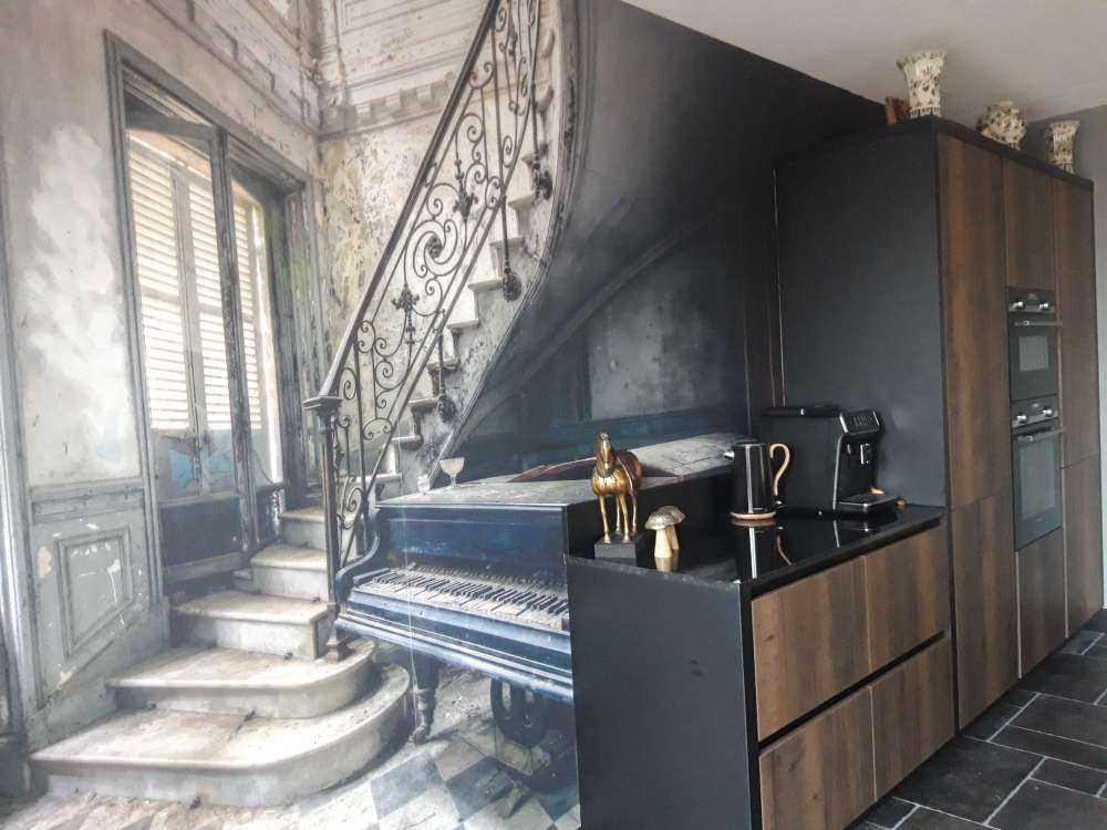 Piano in een verlaten ruimte