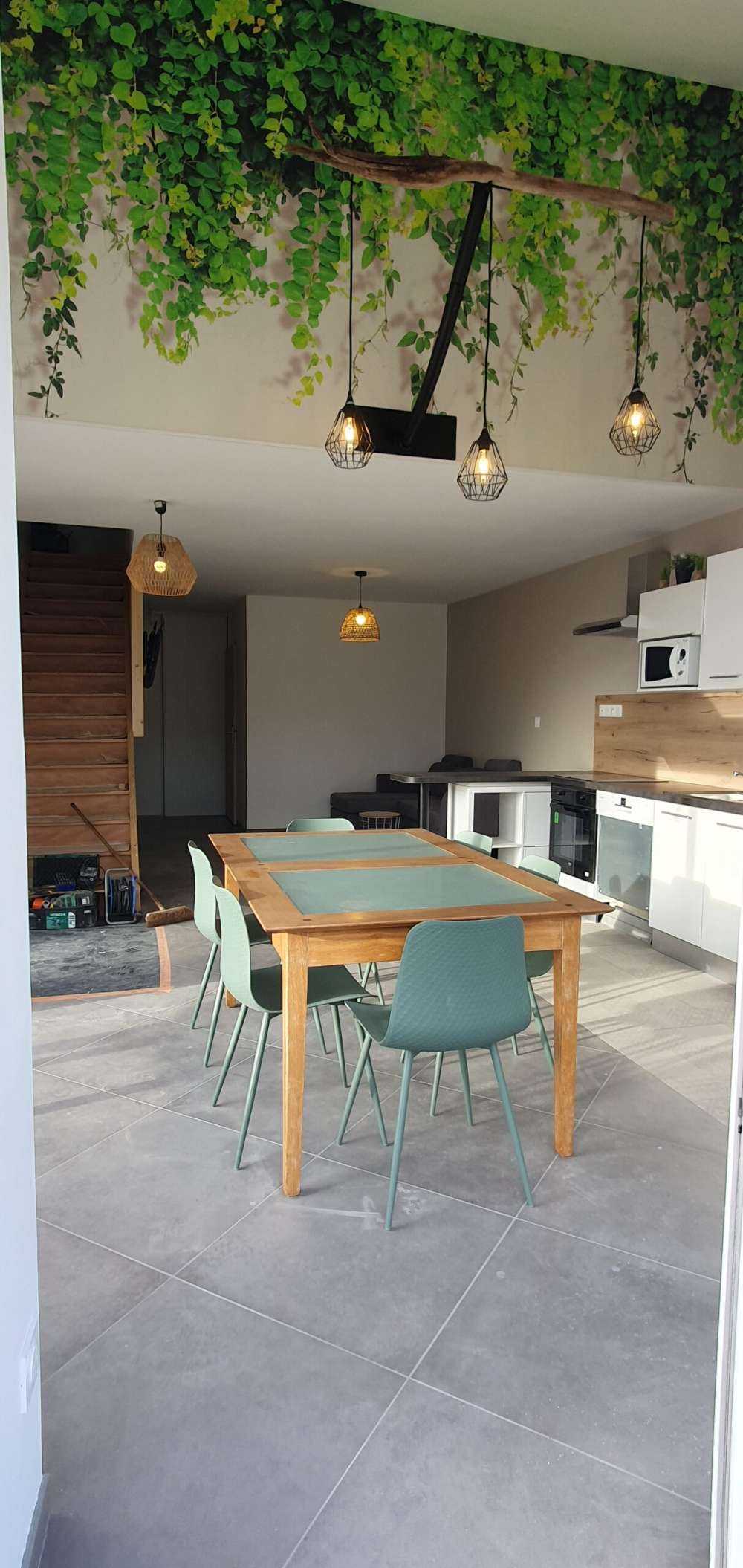 Green hanging branches