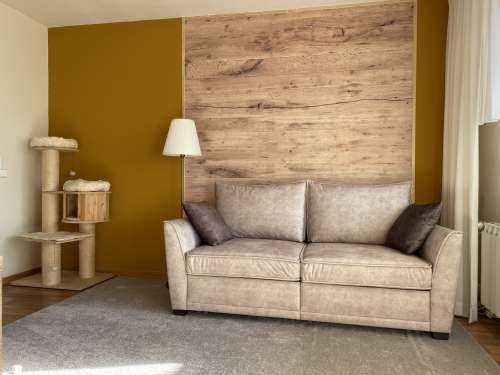 Light-coloured wood