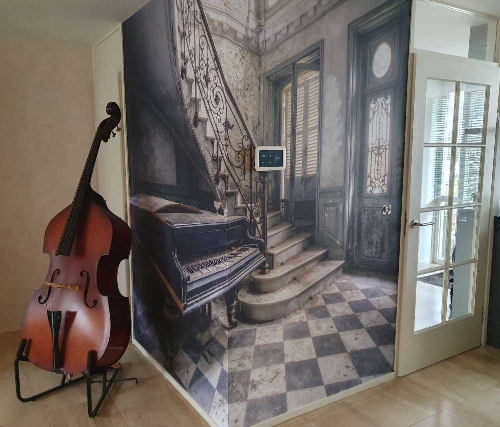 Piano in een verlaten ruimte