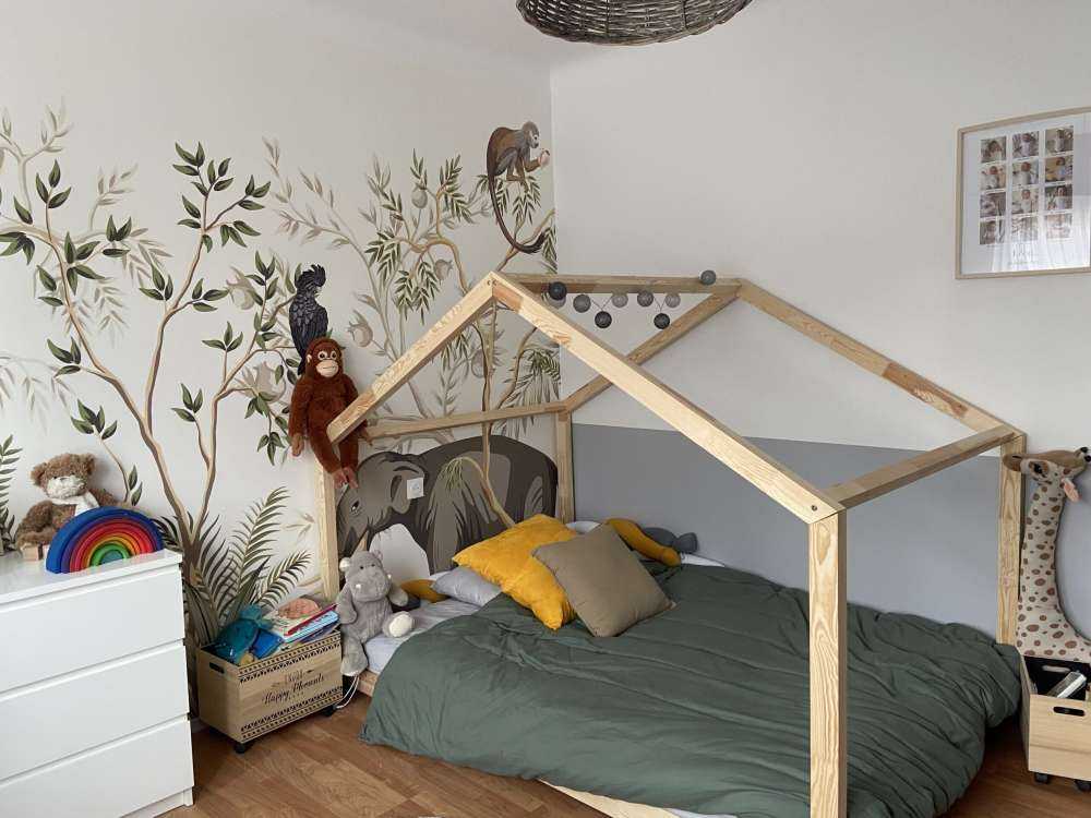 Drawn animals in the jungle