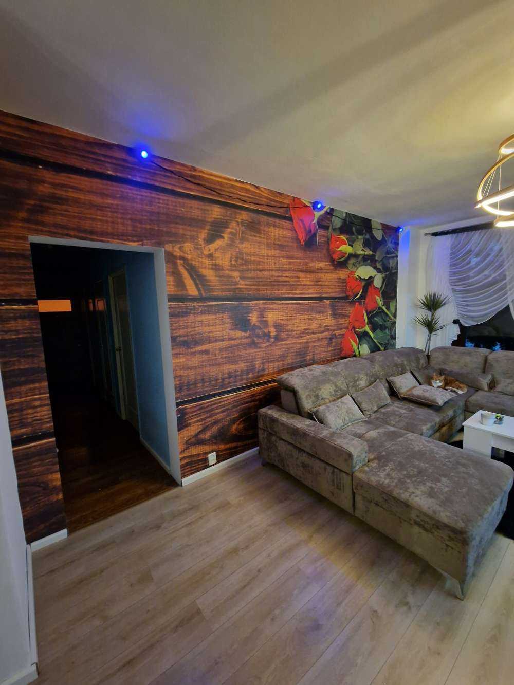 Red&#x20;roses&#x20;on&#x20;wood