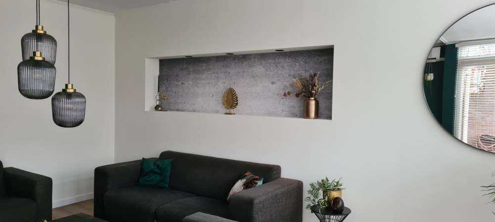 Donkergrijs betonnen muur