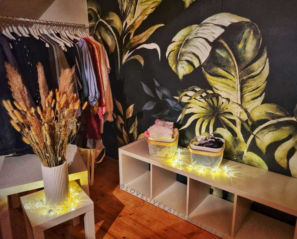 Green pattern with leaves