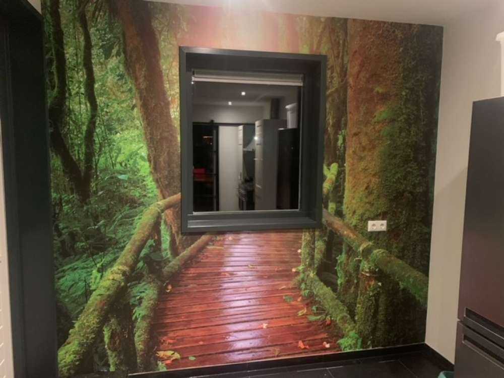 Behang met een houten brug