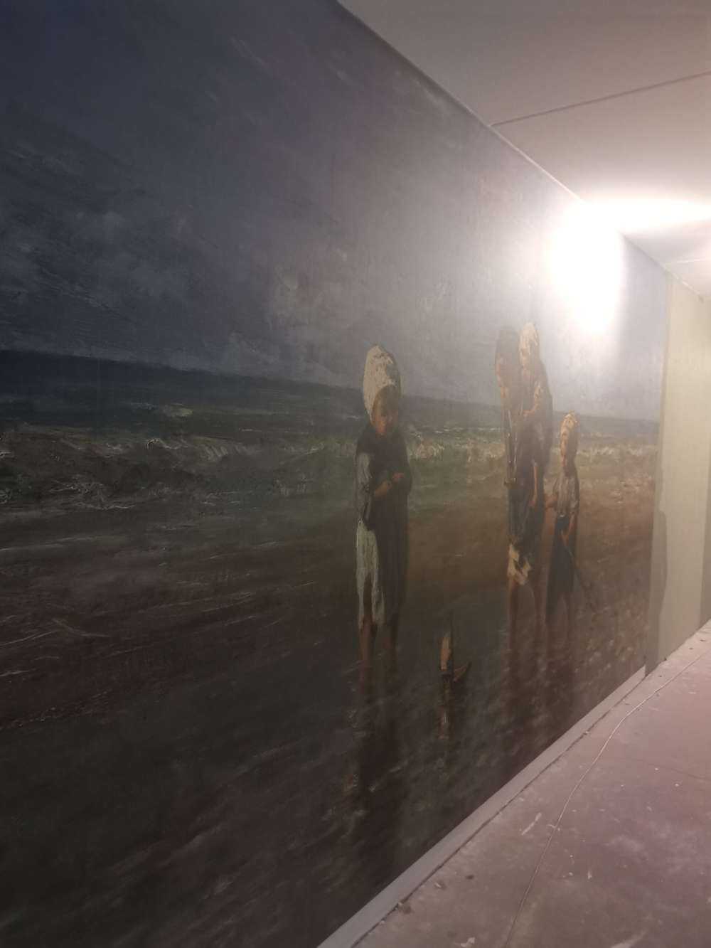 Schuimende zee in zwart-wit