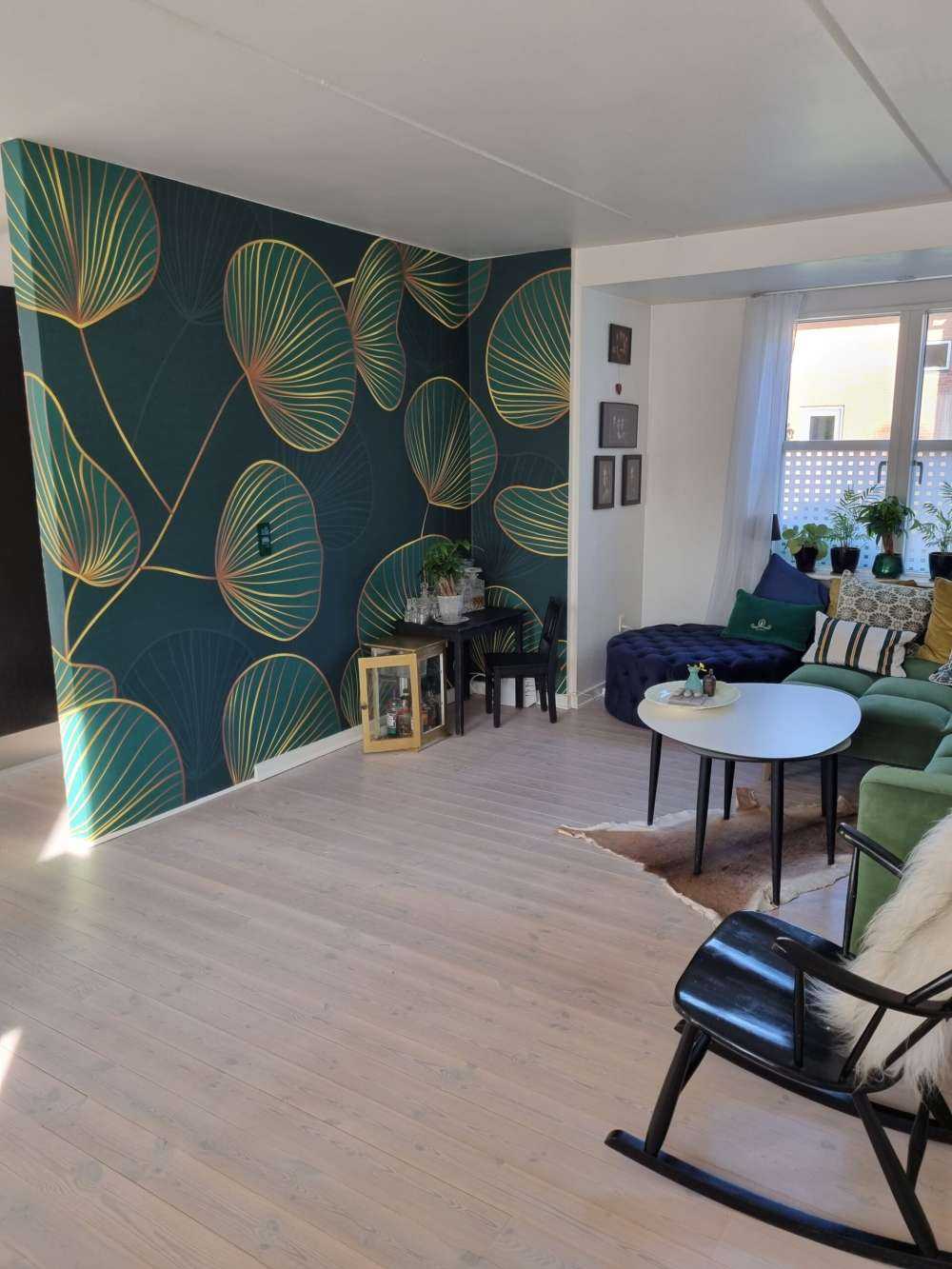 Ornate leaves with gold