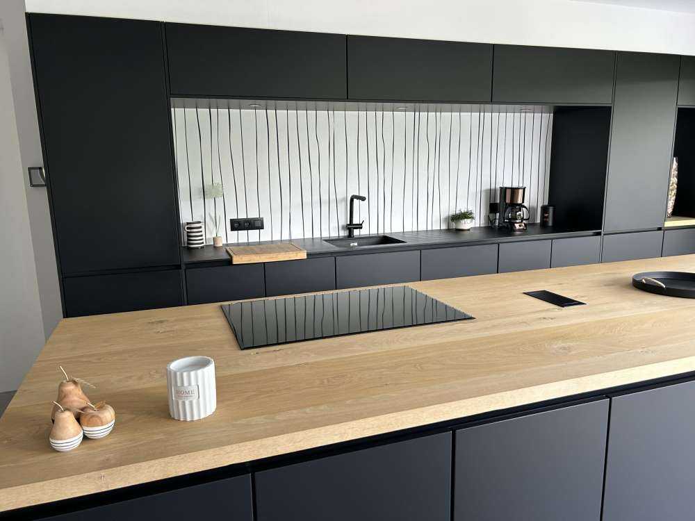 Abstract lines in black and white