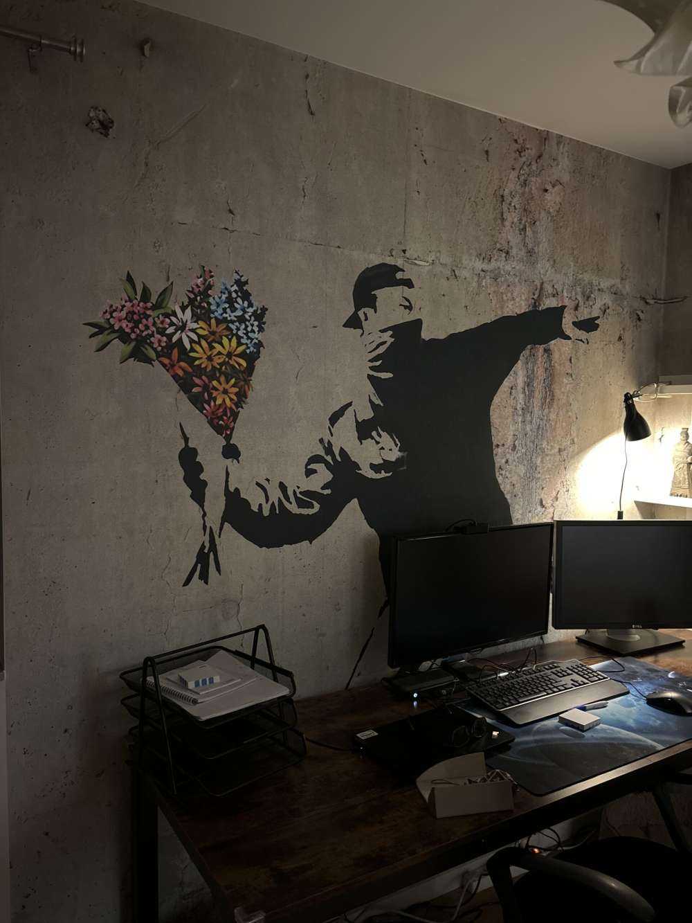 Banksy - Flower thrower, raw concrete