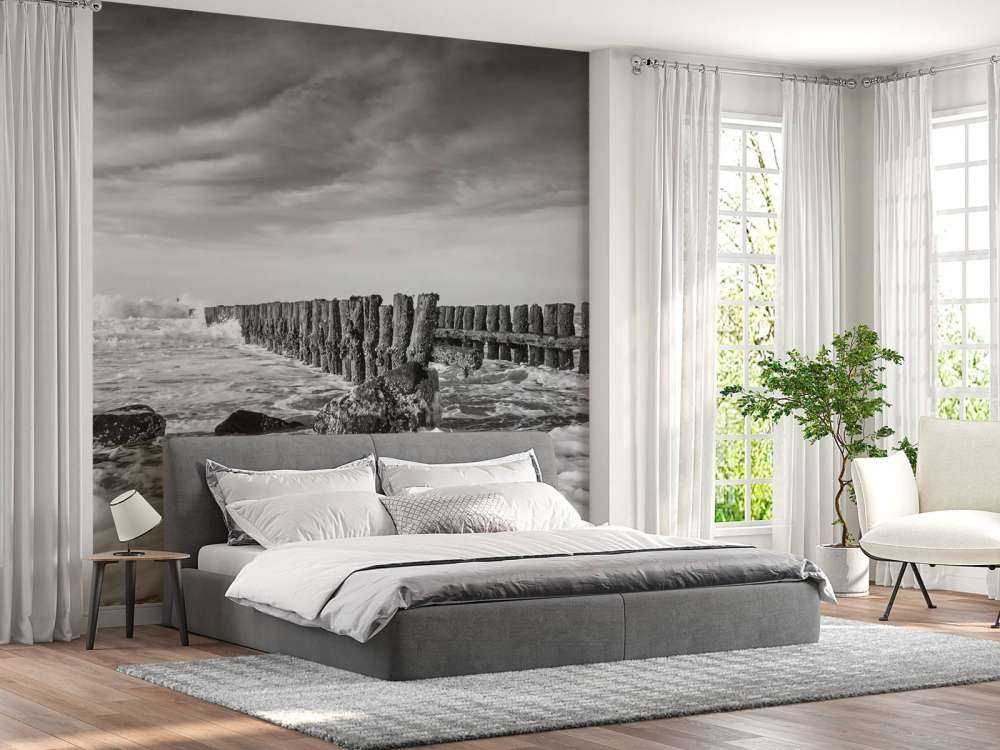 Schuimende zee in zwart-wit