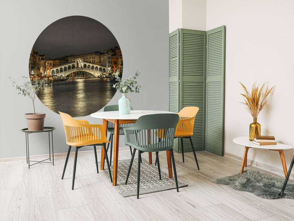 Rialto bridge in the evening