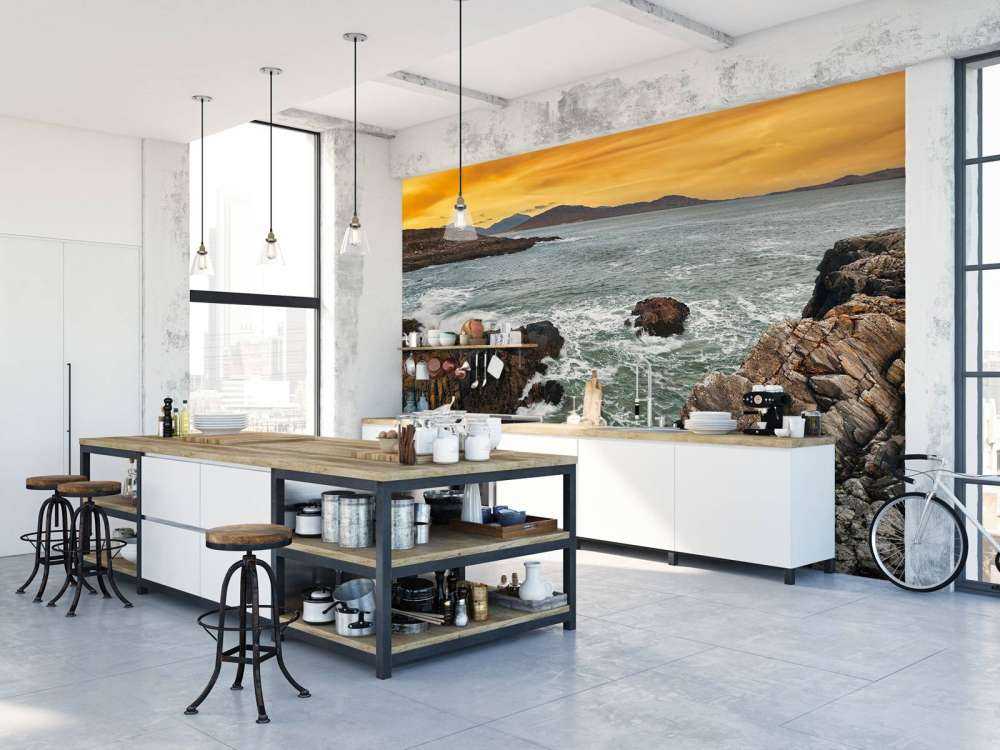 Rotsen langs de kust