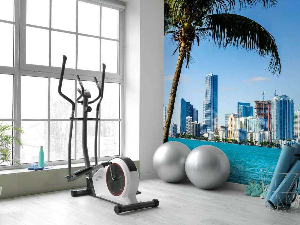 Miami skyline met een palmboom op de voorgrond