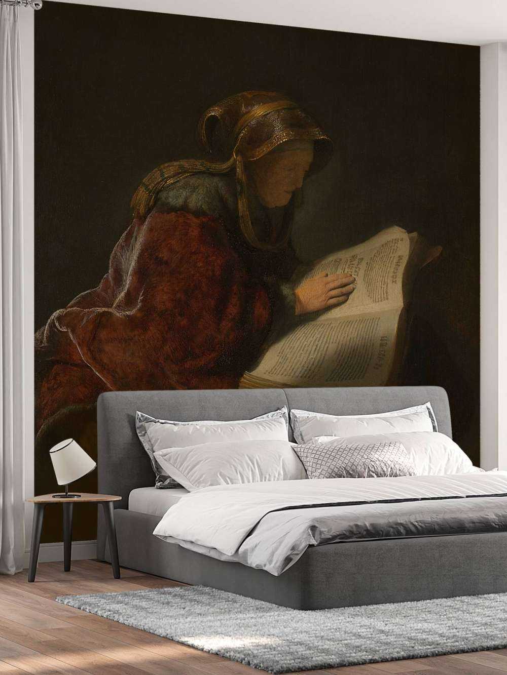 Oude lezende vrouw