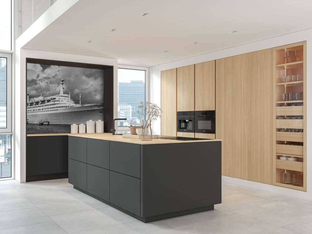 Timeless ocean classic in black and white