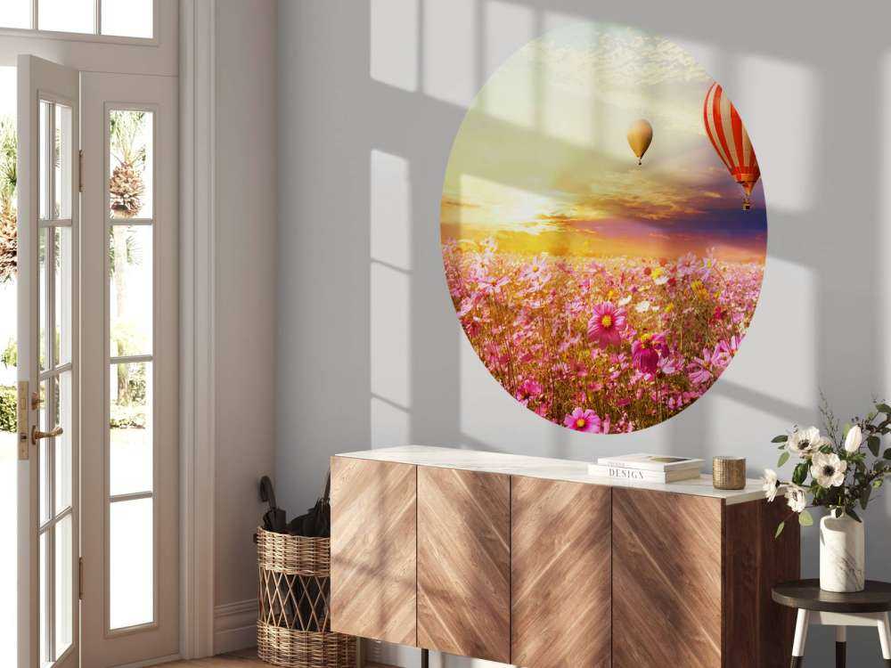 Luchtballonnen boven een bloemenveld