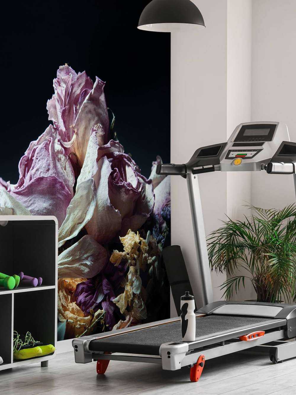 Gedroogde bloemen op zwart achtergrond