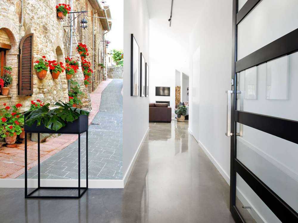 Italiaans straatje met veel bloemen