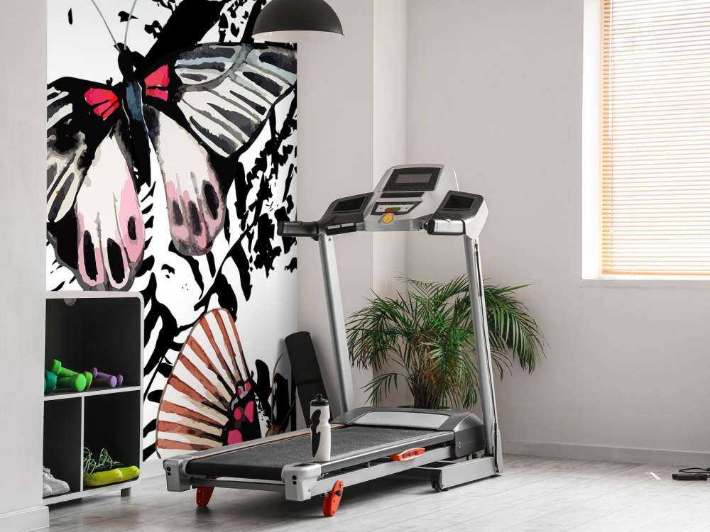 Aquarel van exotische vlinders en bloemen