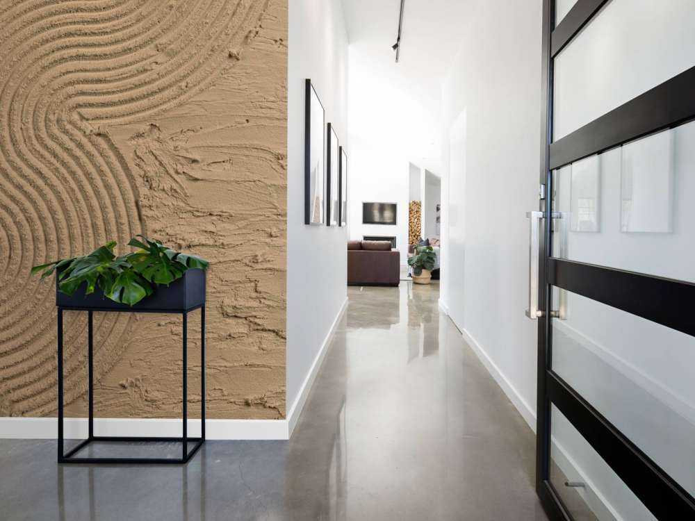 Organic lines and structures hem in gold brown