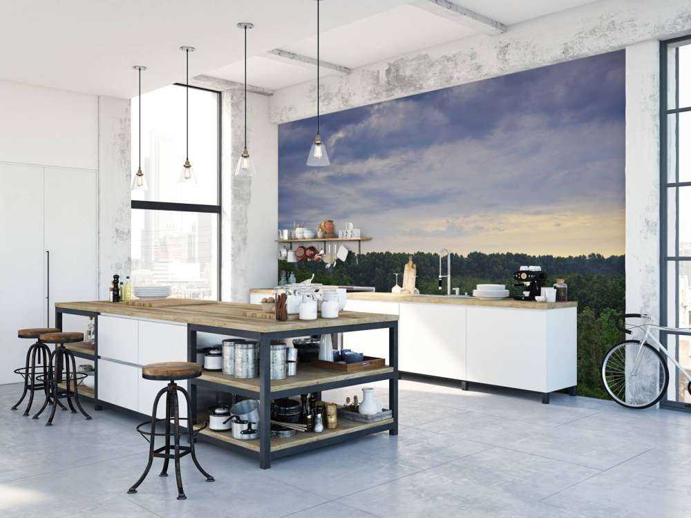 Dreigende wolken boven het bos