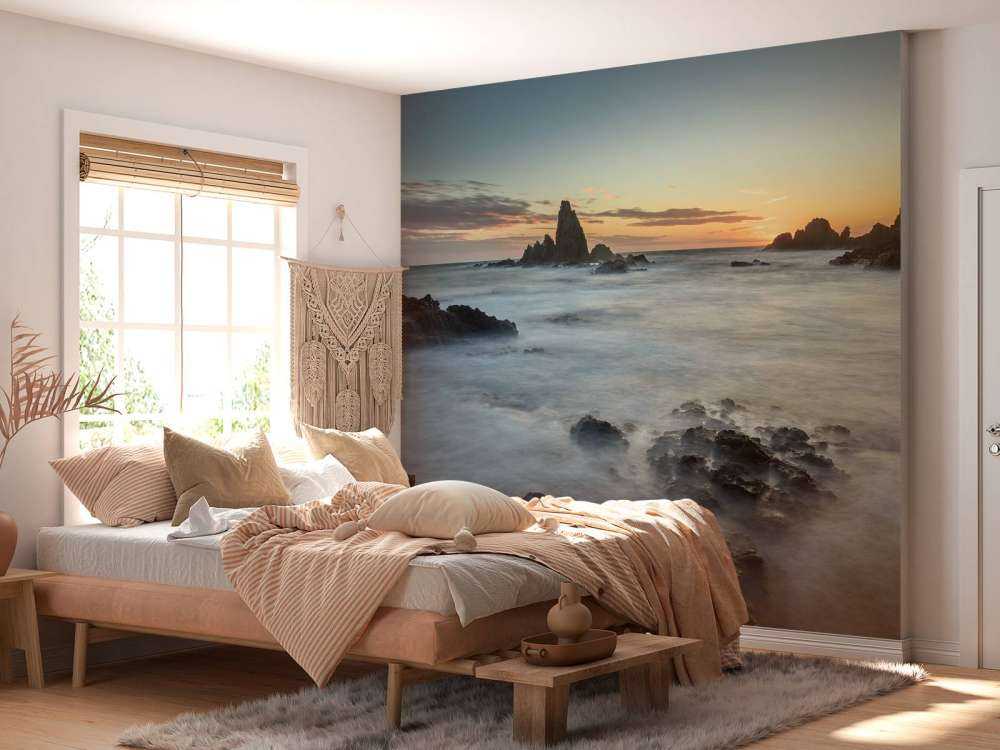 Zonsondergang tussen de rotsen