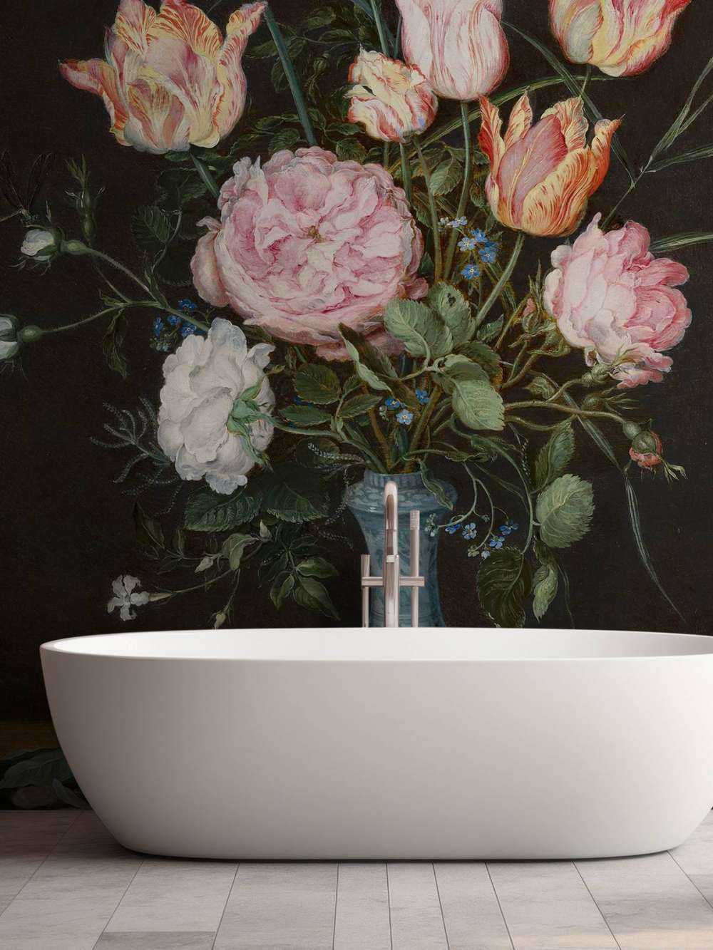 Wan-Li vase with flowers