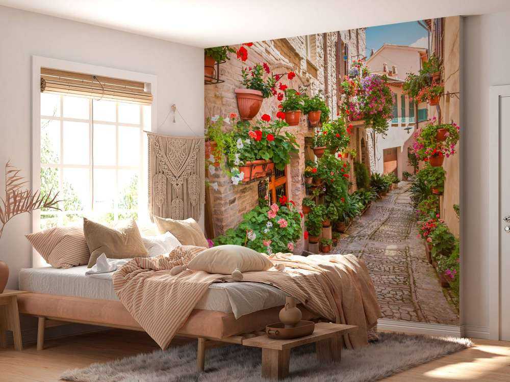 Gezellig straatje met bloemen in Italië