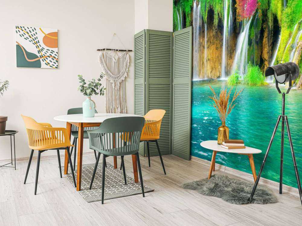 Exotische waterval met kleurrijke bloemen