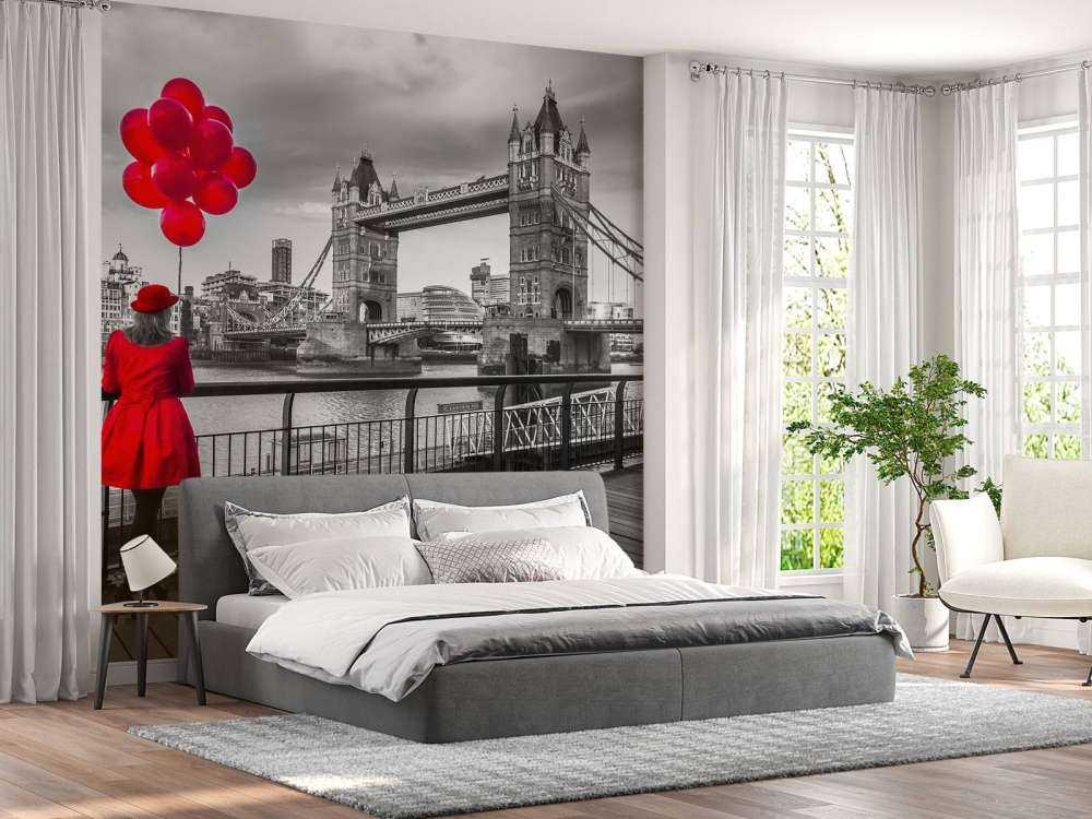 Woman at the tower bridge