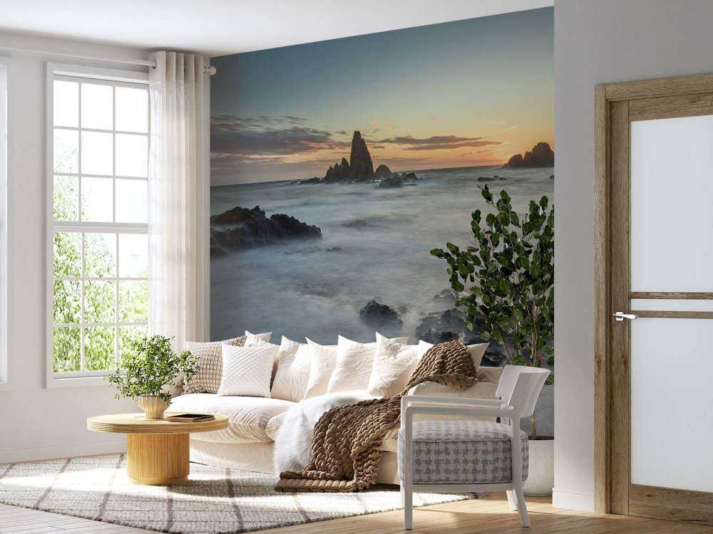 Zonsondergang tussen de rotsen