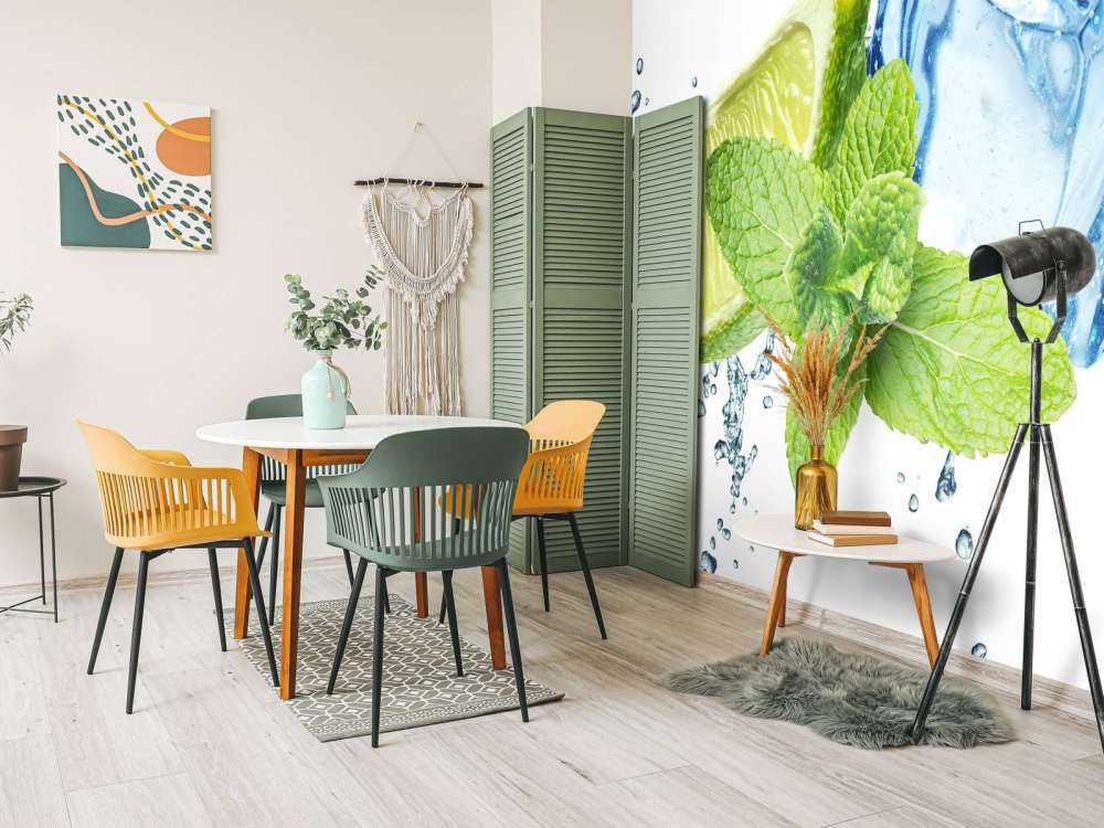 Splashing water with mint and lime