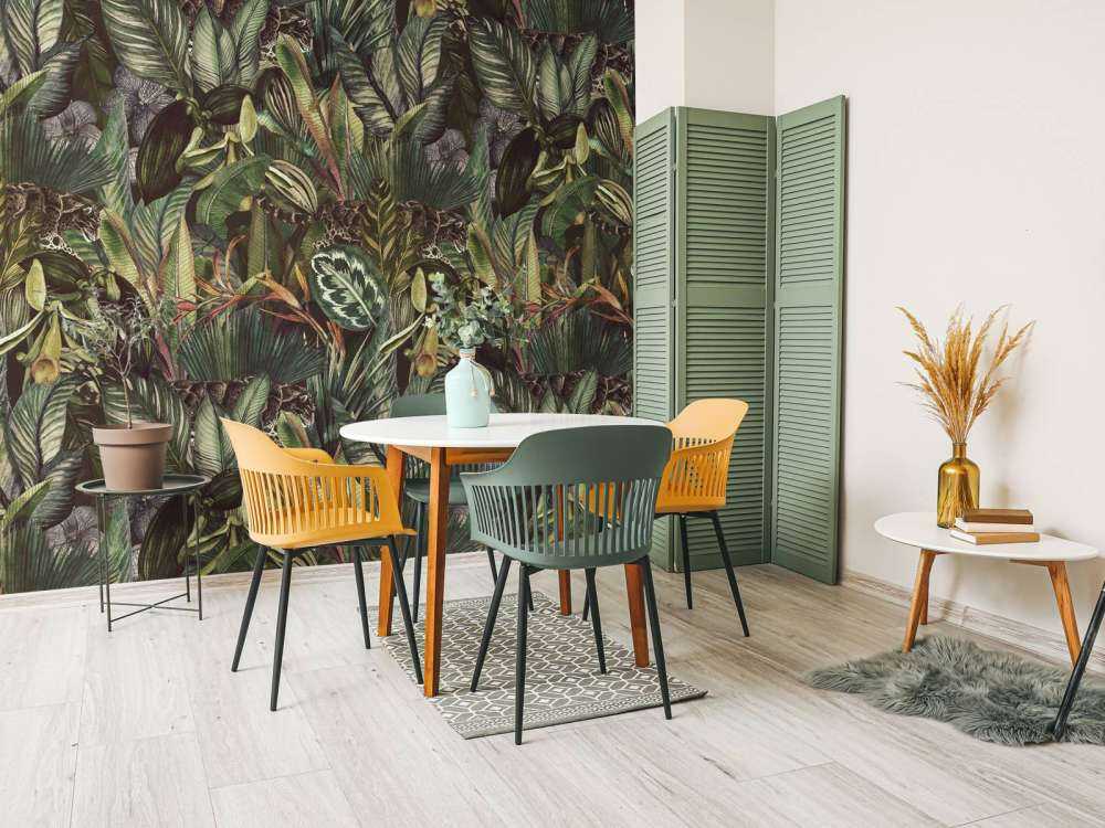 Leopard between the leaves