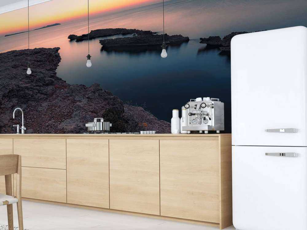 Rustig water met rotsen