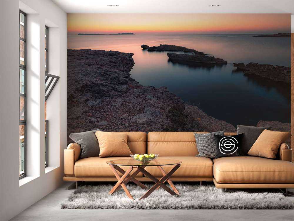 Rustig water met rotsen