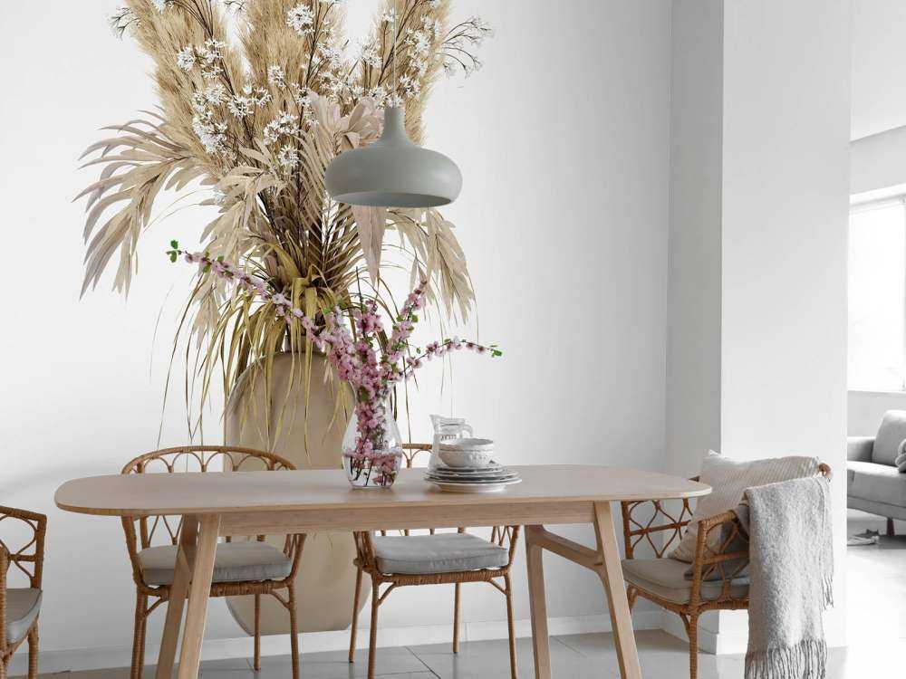 Beige planten in een vaas