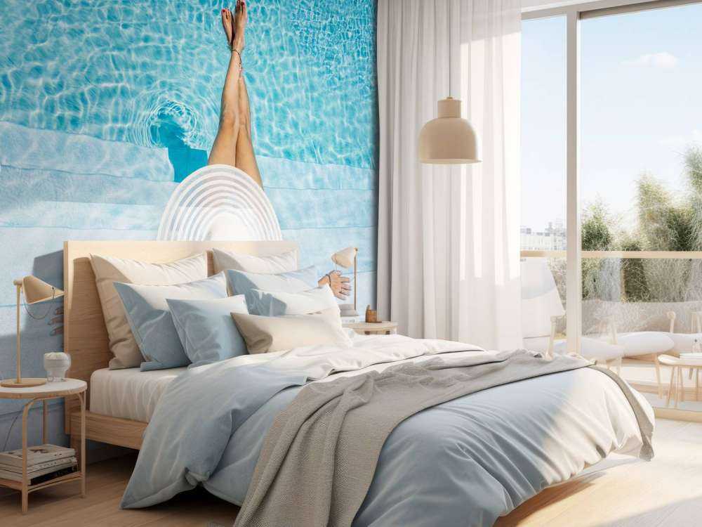 Vrouw bij het zwembad