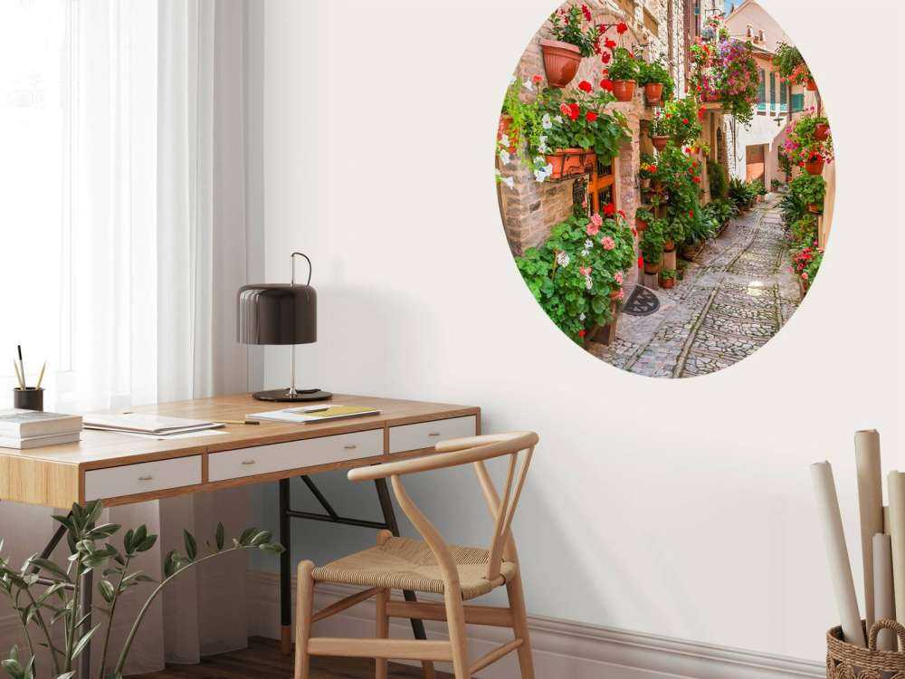 Gezellig straatje met bloemen in Italië