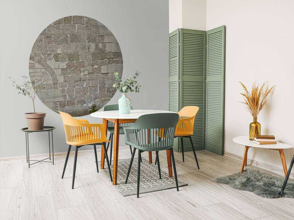 Een oude gerestaureerde muur