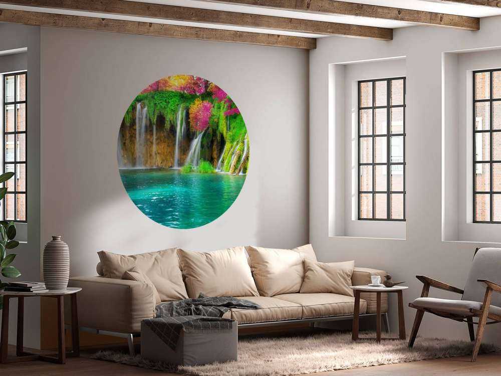 Exotische waterval met kleurrijke bloemen