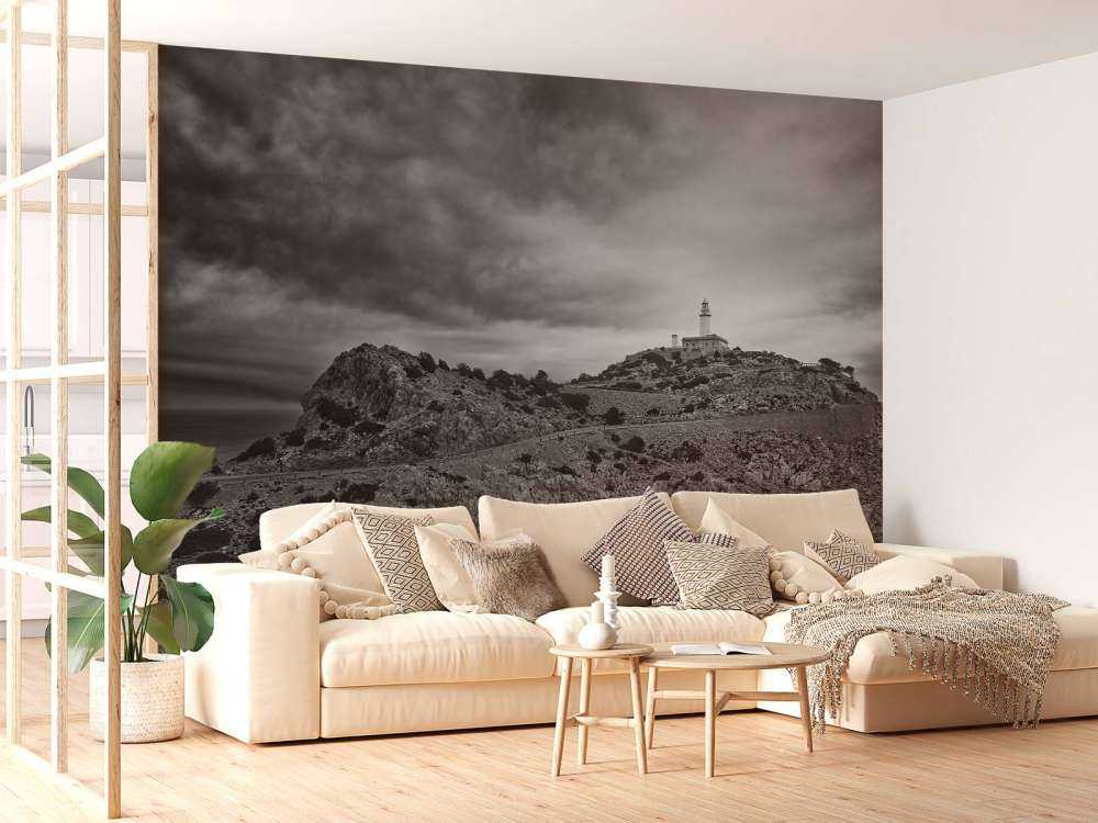 Vuurtoren aan de kust in zwart-wit