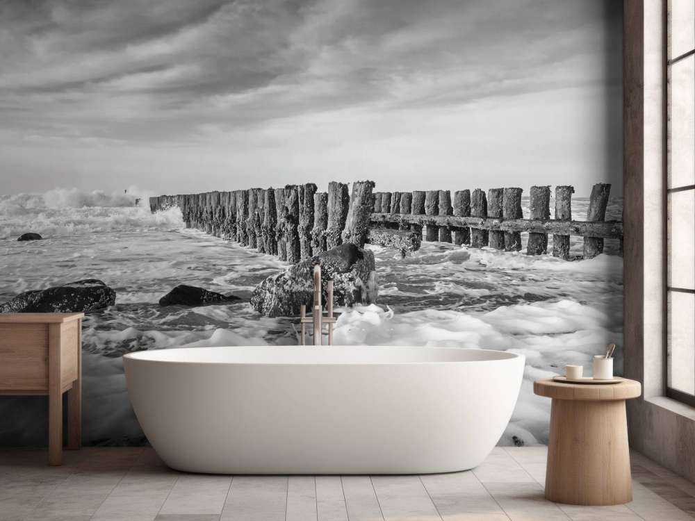 Schuimende zee in zwart-wit