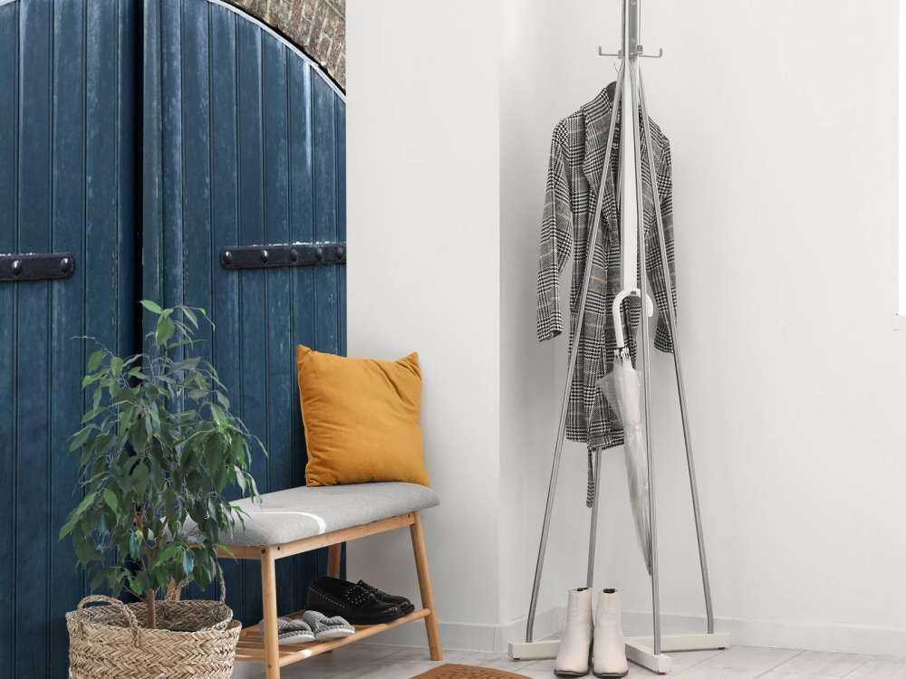 Bakstenen muur met blauwe deuren