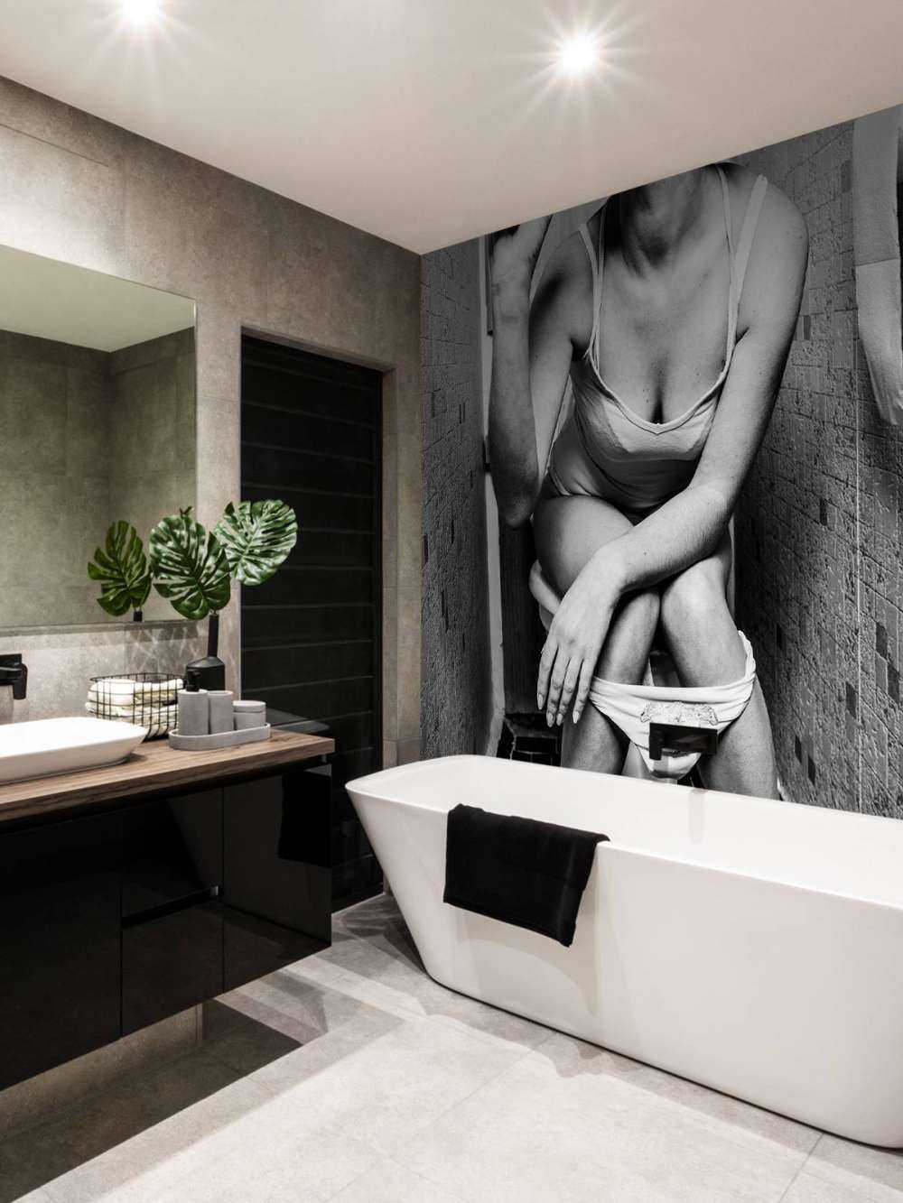 Vrouw op toilet