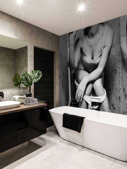 Vrouw op toilet