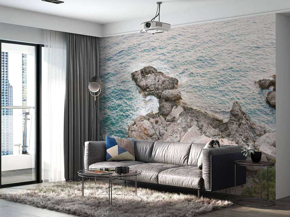 Blauw water met rotsen