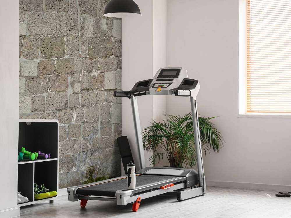 Een oude gerestaureerde muur